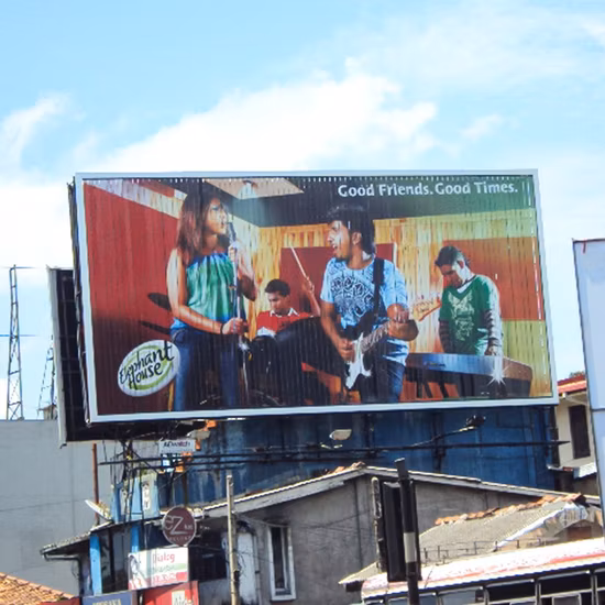 Cartelera al aire libre del tráfico por carretera en forma de T