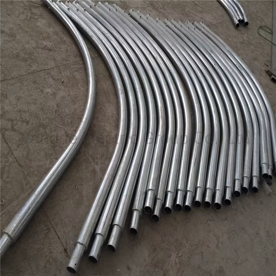 Poste de luz solar de calle solar fundido de hierro de acero galvanizado en caliente con recubrimiento de polvo poligonal de mástil alto de línea de alta resistencia